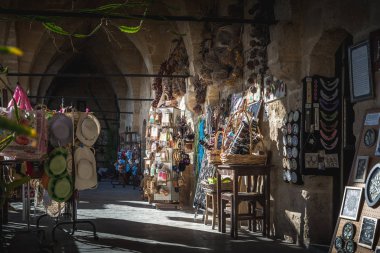 Nicosia, Kıbrıs - 03 Kasım 2015: El sanatları Hediyelik eşya Buyuk Han caravansarai.