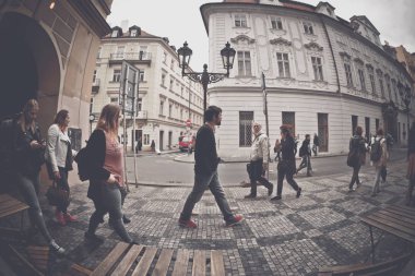 Prague, Çek Cumhuriyeti - 25 Mayıs 2017: Celetna sokakta yürüyen insanlar.