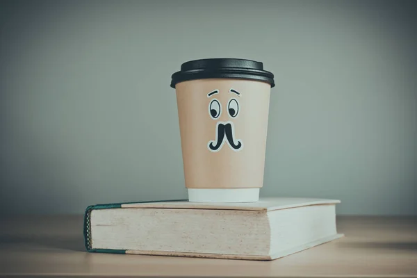 Χαριτωμένο φλιτζάνι καφέ και ένα βιβλίο — Φωτογραφία Αρχείου