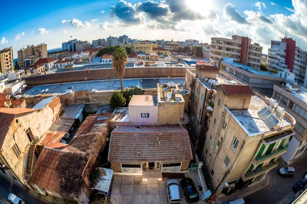 Een hoge achting van Salaminos straat. Limassol, Cyprus — Stockfoto