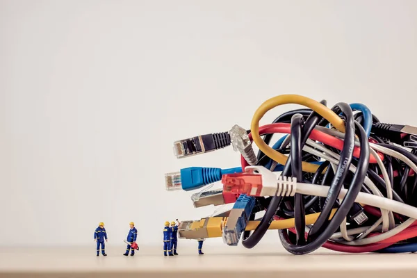 Запутанная связка сетевых кабелей — стоковое фото