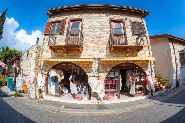 LEFKARA, CHIPRE - 29 de septiembre de 2017: Tienda de bordados tradicionales en el pueblo de Pano Lefkara . —  Fotos de Stock