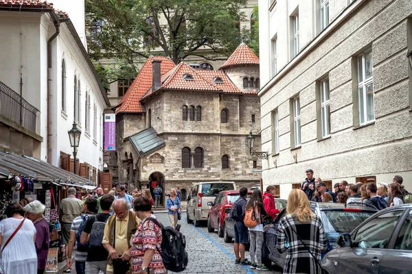 PRAGA, REPÚBLICA CHECA - 05 DE SEPTIEMBRE DE 2016: La gente está visitando la sinagoga de Klausen, que es la sinagoga más grande del antiguo gueto judío de Praga . — Foto de Stock