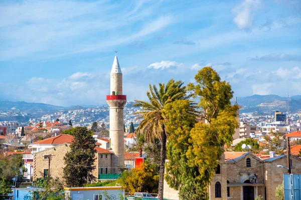 Перегляд Турецька мечеть і Лімассола міський пейзаж. Кіпр — стокове фото