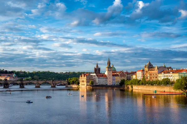 The western tower of the Charles Bridge with view to Prague Castle — Stock Photo, Image