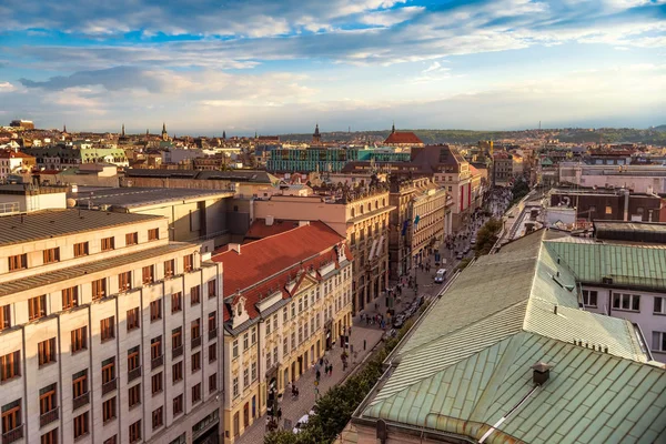 Hög vinkel syn på Na Prikope (på vallgraven) gatan till Kruttornet. Prag, Tjeckien — Stockfoto