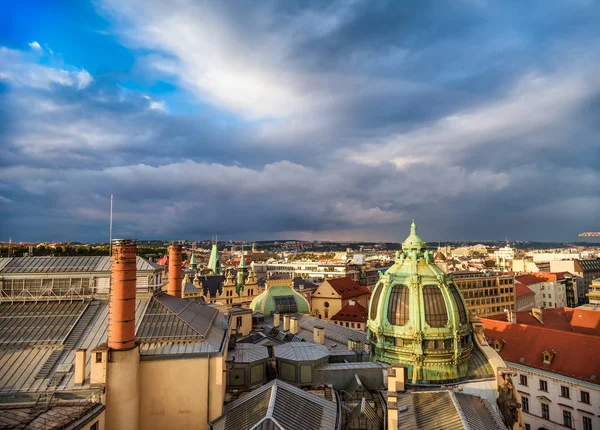 Prags hustak och Obecni Dum (kommunhuset), Visa från Poder Tower. Tjeckien — Stockfoto