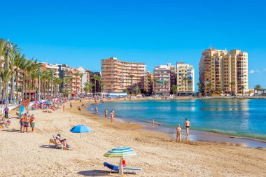 Torrevieja, İspanya - 13 Kasım 2017: zevk ve Playa De Locos Los plajda güneşlenirken insanlar.