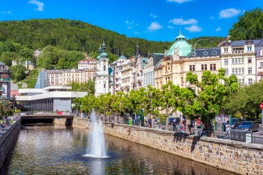 Karlovy Vary, Çek Cumhuriyeti - 26 Mayıs 2017: tarihi kent merkezi ile nehir spa Town Karlovy Vary.