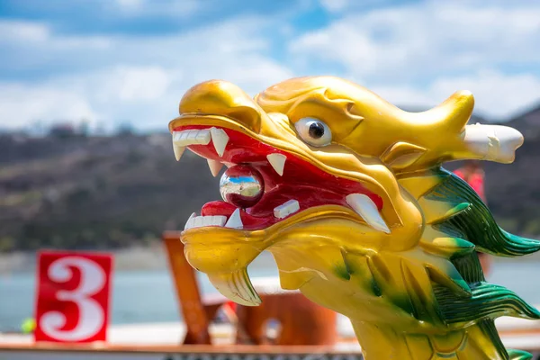 Cabeza de dragón tallada y pintada de un Dragonboat —  Fotos de Stock