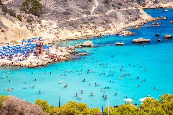 コノス湾の有名な海水浴の人々 は、プロタラス、アギアナパ近くビーチします。キプロス、ファマグスタ地区. — ストック写真