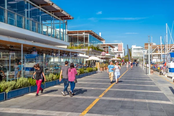 Limassol, Cyprus - maart 14, 2018: Mensen lopen op de promenade op de oude haven. — Stockfoto