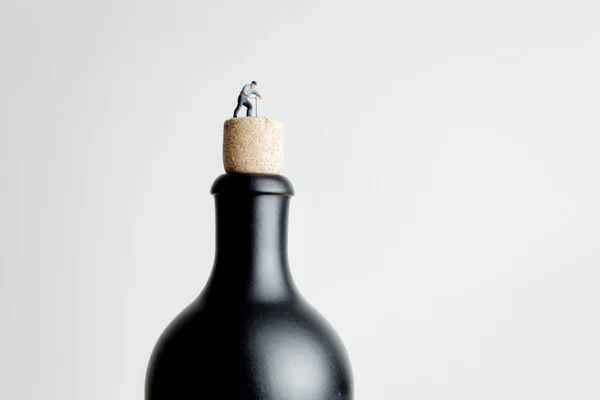 Man öppnar en gigantisk flaska med en kork — Stockfoto