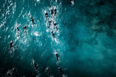 Yarışma sırasında tanımlanamayan triatlon yüzücüleri