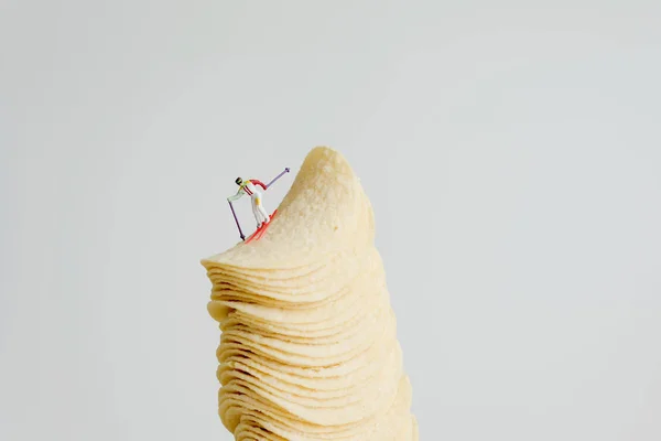 Kayakçı patates cipsi yığınından aşağı kayıyor. — Stok fotoğraf