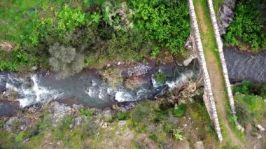 Chantara şelalesini oluşturan Trooditissa Nehri (Diplos potamos). Limasol District, Kıbrıs