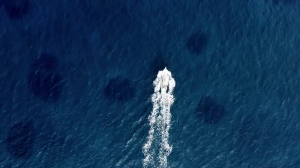 Seguindo Pequeno Barco Pesca Mar Mediterrâneo — Vídeo de Stock