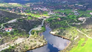 Germasogeia barajının ve çevresinin manzaralı manzarası. Limasol İlçesi, Kıbrıs