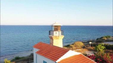 Pervolia Village 'da bir deniz feneri. Larnaca Bölgesi, Kıbrıs