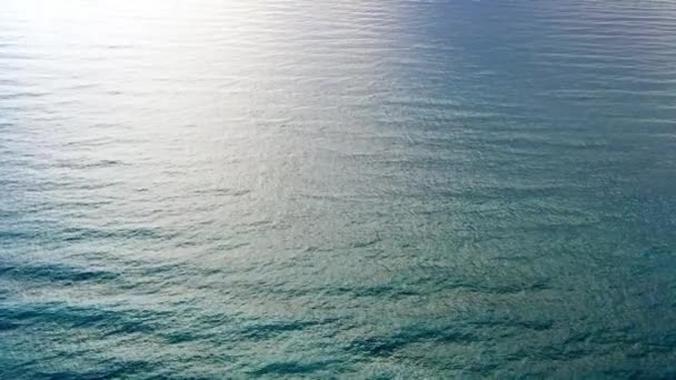 Un paysage marin tranquille et minimaliste. Vue à grand angle