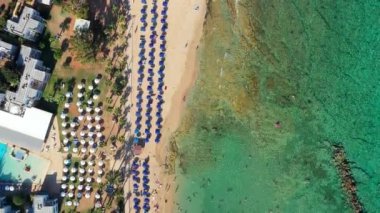 Ayia Napa tatil köyünün Pernera halk plajı. Famagusta ilçesi, Kıbrıs