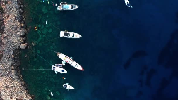 Kayalık Sahillerde Turkuaz Suyu Olan Tekneler Yatlar Cape Greco Kıbrıs — Stok video