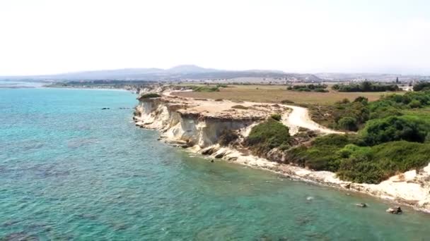 秘密のパラダイスビーチの近くのアラミノス海岸線 キプロスのラルナカ県 — ストック動画