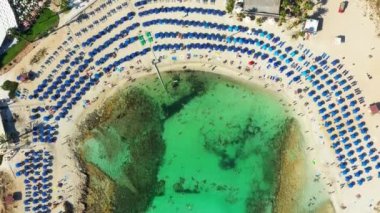 Ayia Napa 'daki Sandy Körfezi (Vathia Gonia) plajı. Famagusta İlçesi, Kıbrıs