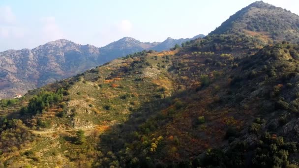 Images Aériennes Des Montagnes Par Jour Ensoleillé — Video