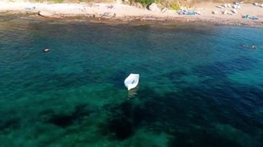 Peyia köyündeki Agios Georgios Limanı manzarası. Paphos İlçesi, Kıbrıs