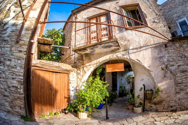 A casa de pedra na rua de Kato Drys aldeia. Distrito de Larnaca, Chipre — Fotografia de Stock