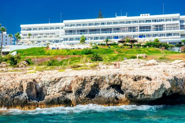 Ayia Napa 'da güneşli bir günde oteller ve sahil şeridi. Kıbrıs
