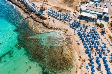 Ayia Napa 'daki Sandy Körfezi (Vathia Gonia) plajı. Famagusta İlçesi, Kıbrıs
