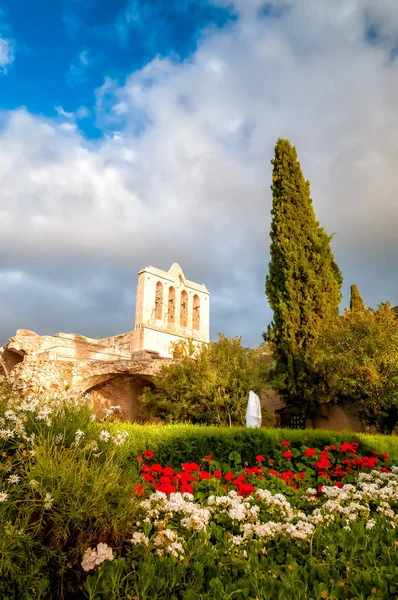 Widok średniowiecznej zatoki Bellapais. Dystrykt Kyrenia, Cypr — Zdjęcie stockowe