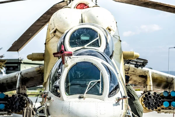Vista frontal de helicóptero militar multiuso pesado — Fotografia de Stock