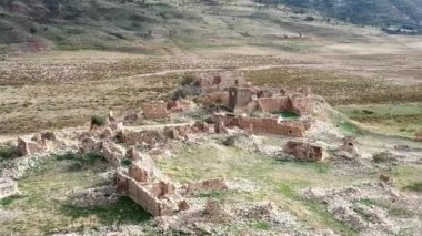 Kıbrıs 'ın Paphos ilçesinde terk edilmiş bir köy olan Foinikas manzarası