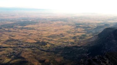 Kyrenia dağlarından Mesaoria ovasının manzarası. Kıbrıs