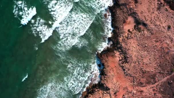 Σκληρά Θαλάσσια Κύματα Συντρίβονται Στις Απόκρημνες Ακτές — Αρχείο Βίντεο