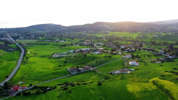 Voler Dessus Des Collines Verdoyantes Campagne Avec Des Maisons Village — Video