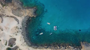 Göl ve turkuaz Akdeniz 'de. Cape Greco Yarımadası. Kıbrıs
