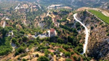 Panagia Chrysokorfitissa kilisesi ve çevresindeki terk edilmiş Korfi köyünün hava görüntüleri. Limasol İlçesi, Kıbrıs