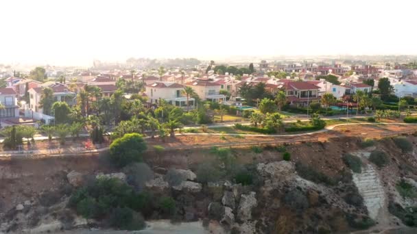 Deniz Kıyısındaki Villalar Pervolia Köyü Larnaca Bölgesi Kıbrıs — Stok video