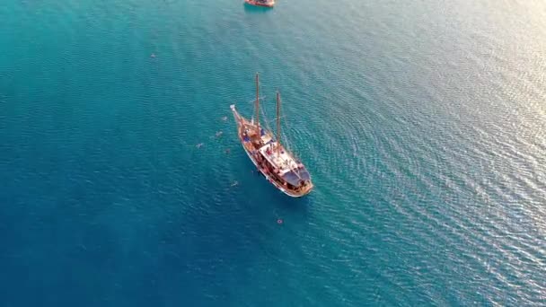 Barco Com Turistas Navegando Mar — Vídeo de Stock