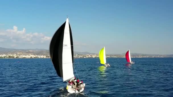 从空中观看帆船在海上赛艇比赛 — 图库视频影像