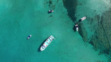 Gezici teknede güneşlenen turistlerin tepeden görünüşü