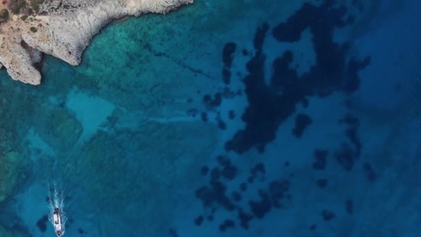 Пролетая Над Голубой Лагуной Мыса Греко Фамагуста — стоковое видео