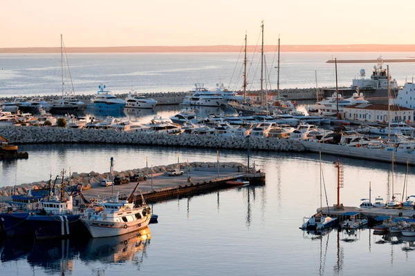 Alter Hafen und Yachthafen in Limassol, Zypern — Stockfoto