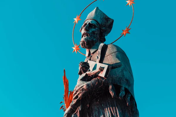 Estatua de San Juan de Nepomuk, puente de Carlos, Praga. Teñido — Foto de Stock
