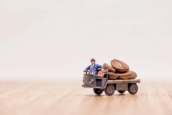 Miniatuur truck met chauffeur geladen met koffiebonen — Stockfoto