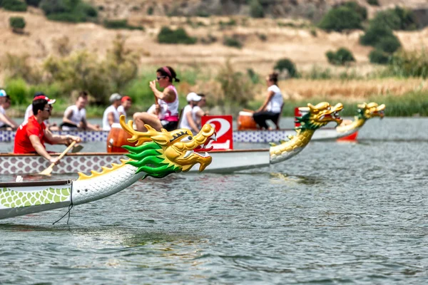 Drie Dragon Boten Startlijn — Stockfoto